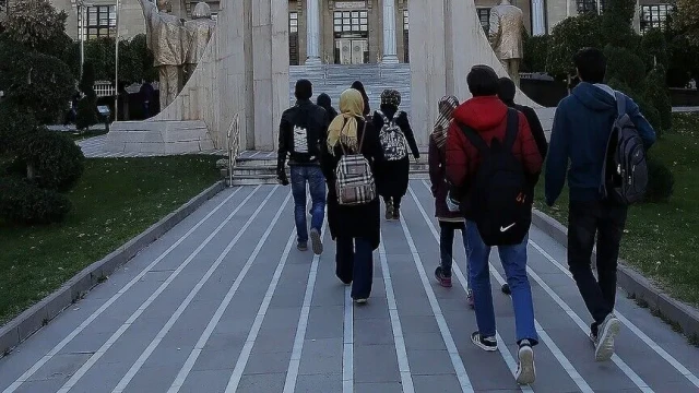 Yükseköğrenim Mezunlarına 1 Yıl Ek İkamet İzni