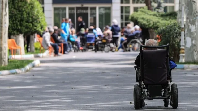Artan yaşlı nüfus için "uzun dönemli bakım sigortası" devreye alınacak