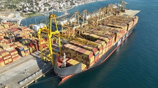 Asyaport'ta tek gemi uğrağında Türkiye rekoru kırıldı