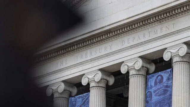 ABD'nin bütçe açığı 2 trilyon dolara yaklaştı