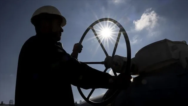 Petrol fiyatları riskler düşüşü sınırlıyor