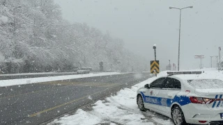 Bolu Dağı’nda yoğun kar yağışı devam ediyor