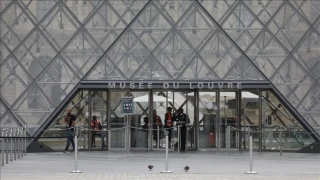 Louvre Müzesi'ndeki bazı mücevherler taşındı