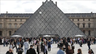Louvre Müzesi'nin müdürü istifasını sundu