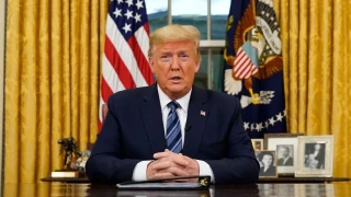 Trump, New York ve Nasdaq borsalarının açılış zilini çaldı
